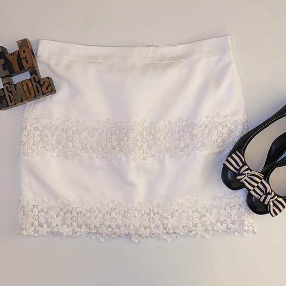 J. CREW White Tea Towel Fabric with White Cotton Floral Lace - Picture 5 of 10